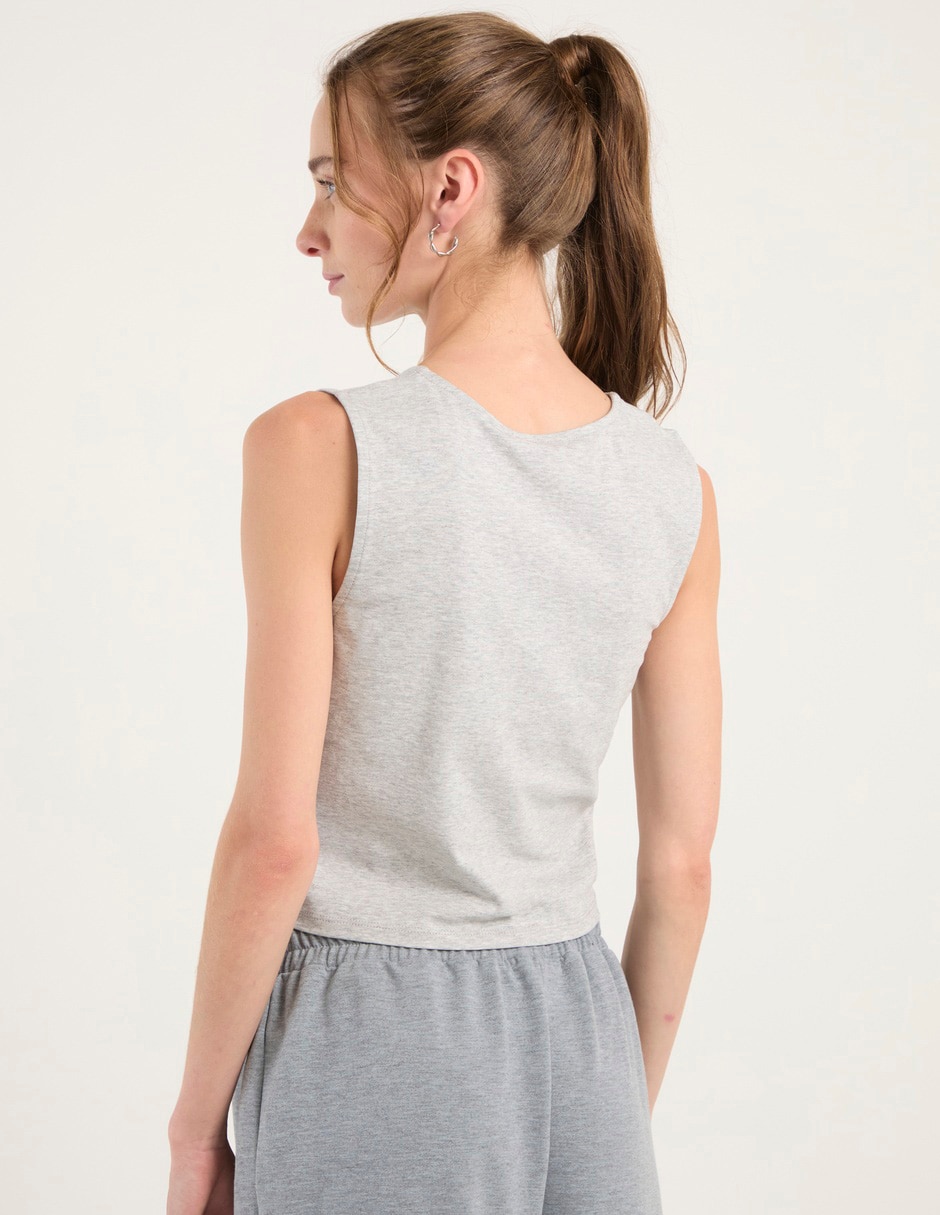 Top cuello redondo escote regular 2