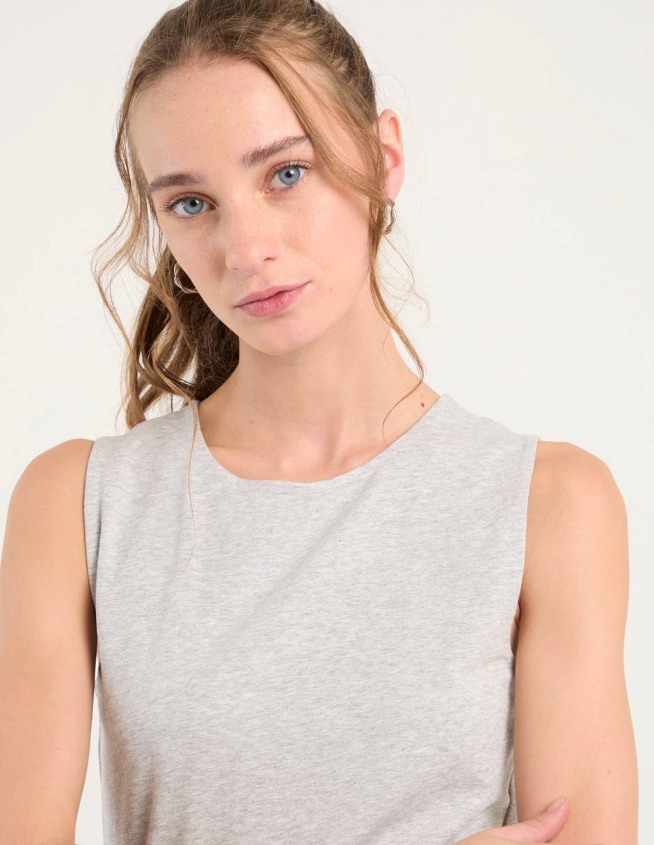 Top cuello redondo escote regular 4