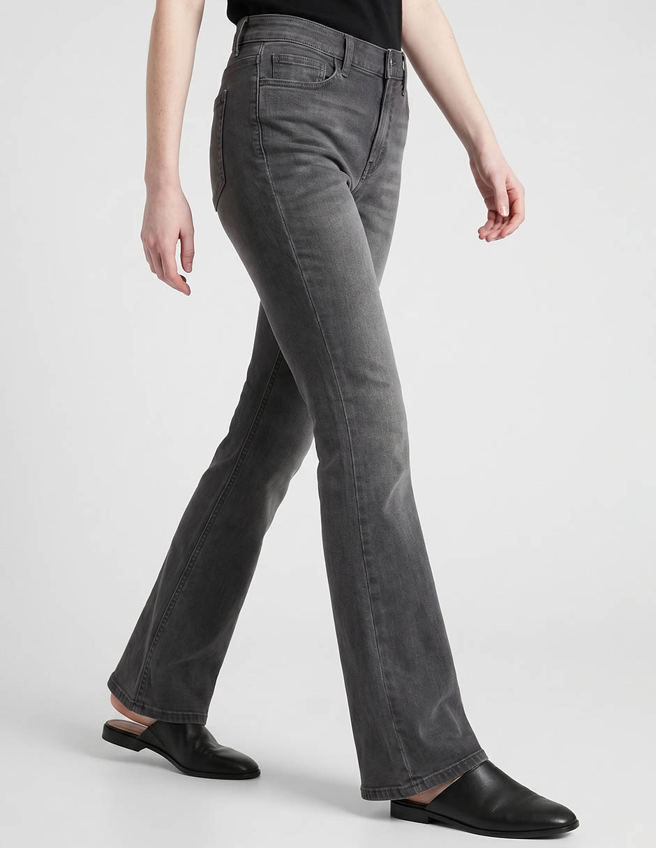 Jeans flare con cinturón para mujer